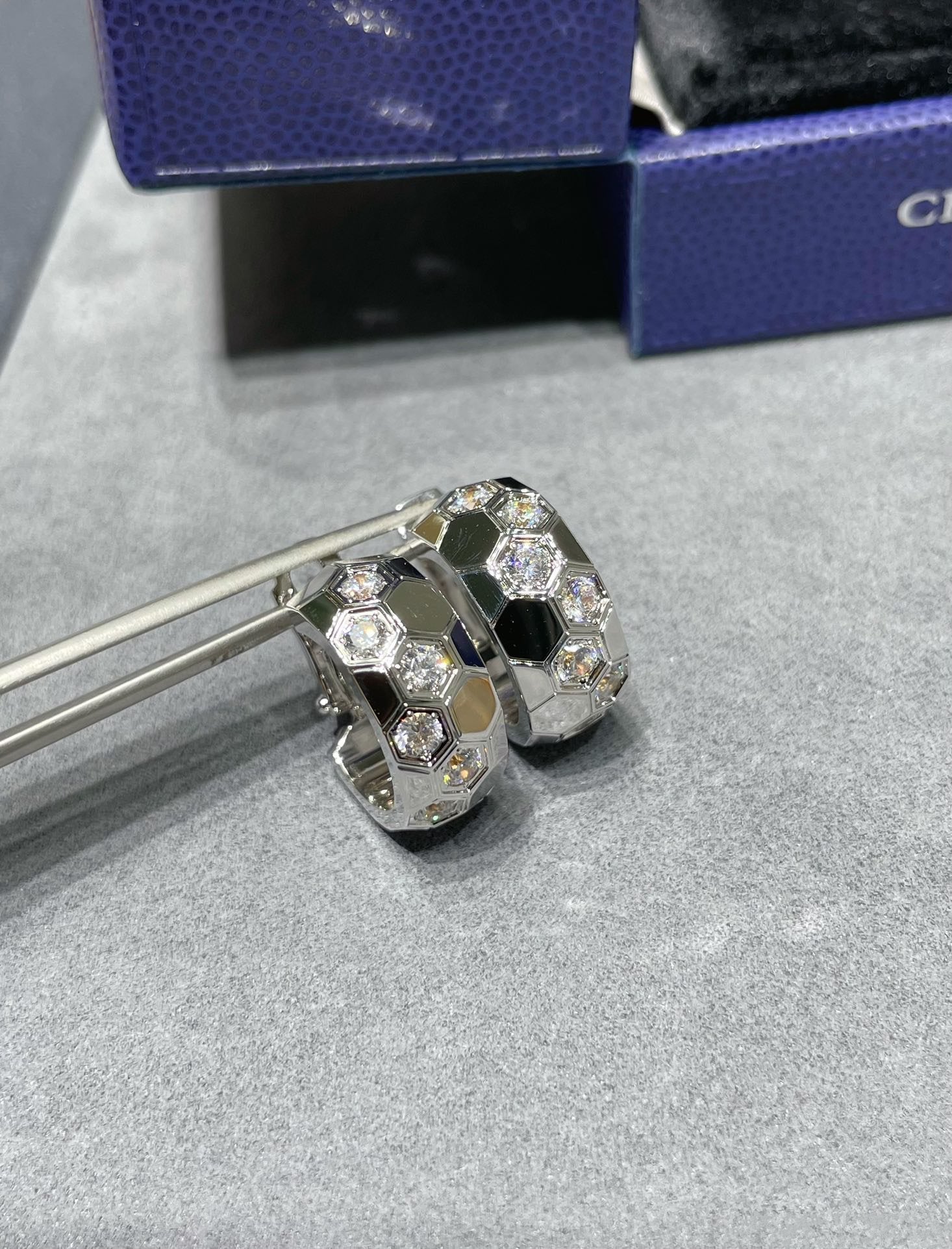 ??Loco?¡¥BEE LOVE DIAMOND HOOP EARRINGS