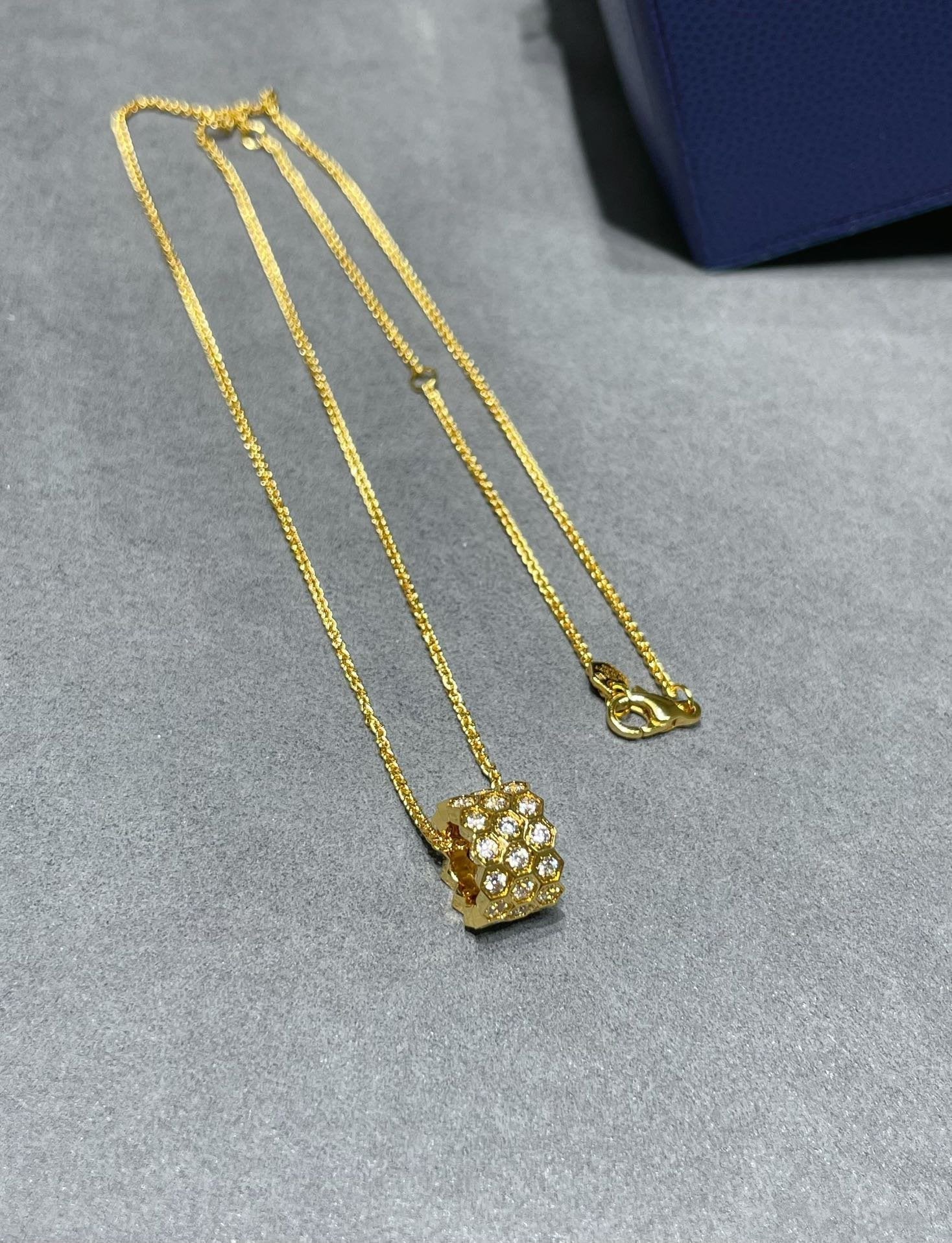 ??Loco?¡¥BEE LOVE DIAMOND PAVED 3 ROW NECKLACE