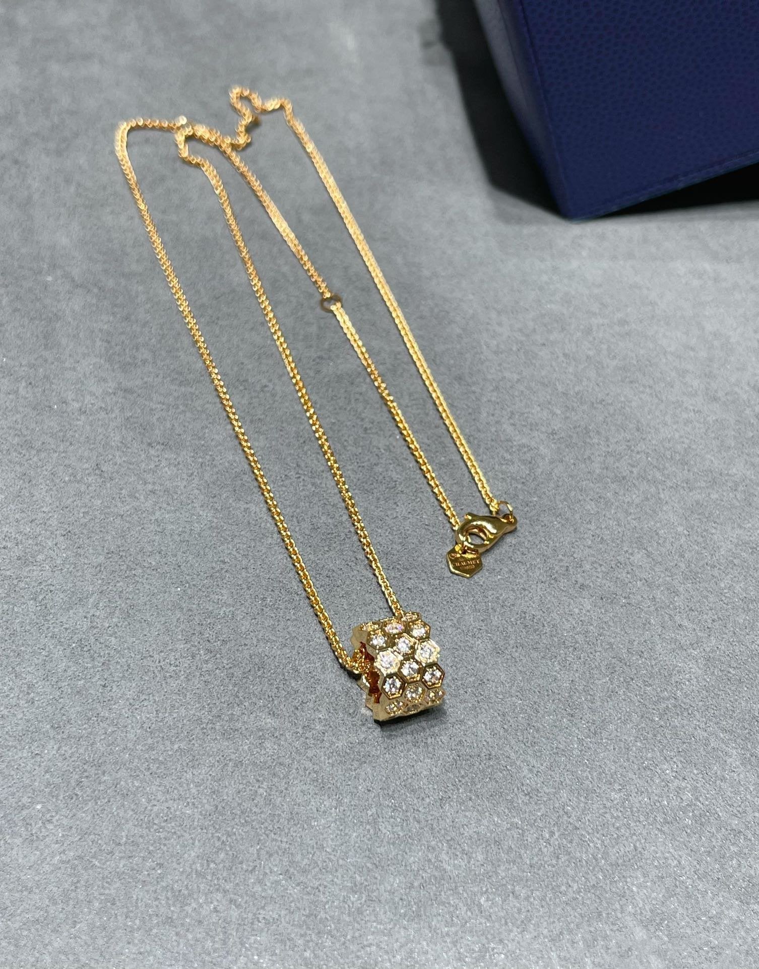 ??Loco?¡¥BEE LOVE DIAMOND PAVED 3 ROW NECKLACE