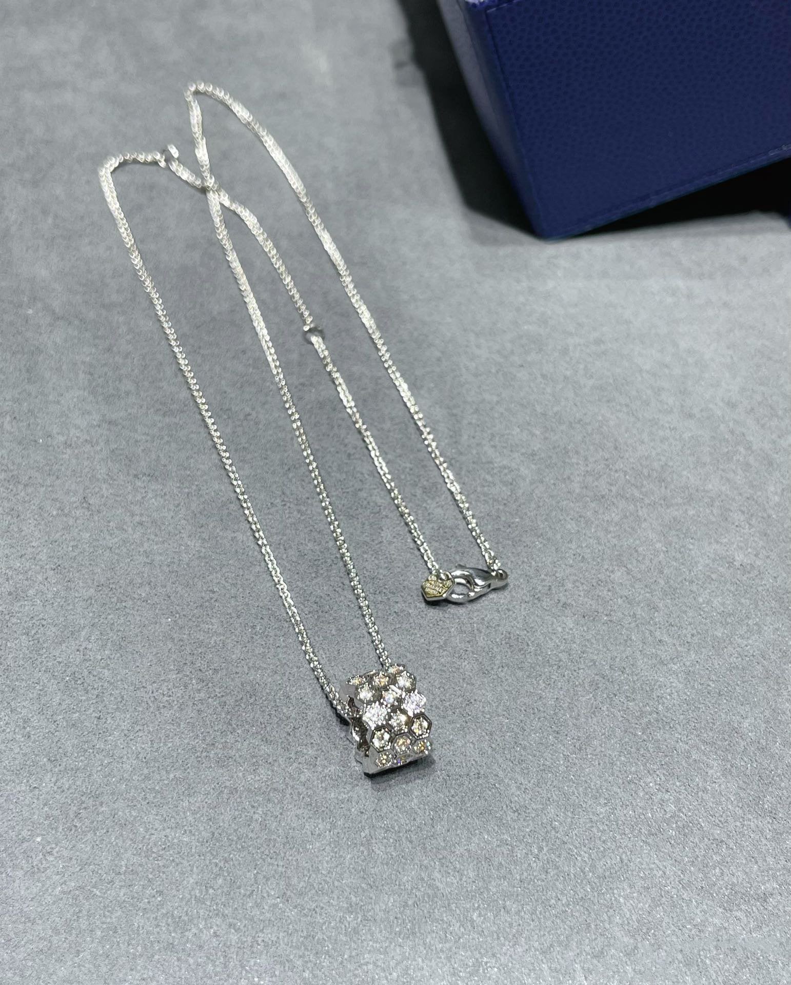 ??Loco?¡¥BEE LOVE DIAMOND PAVED 3 ROW NECKLACE