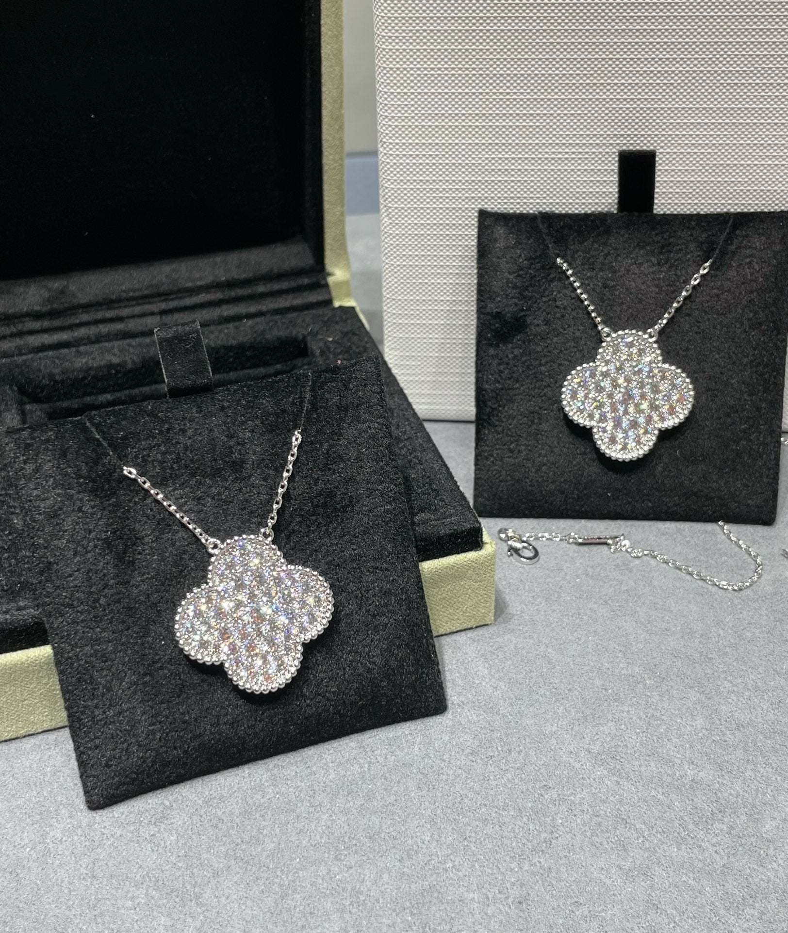 ??Loco?¡¥CLOVER 25MM LARGE PENDANT DIAMOND PAVED SILVER NECKLACE