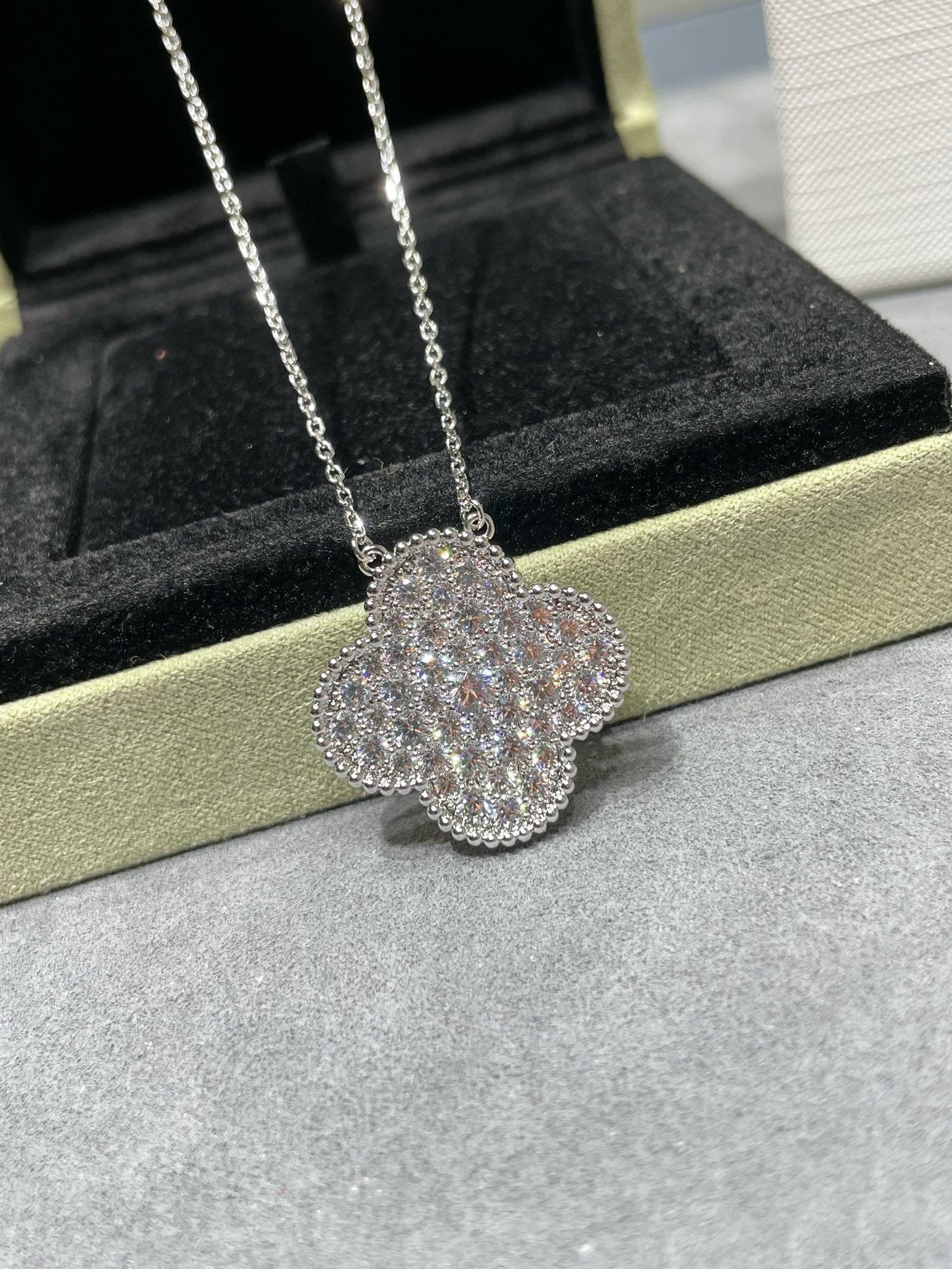 ??Loco?¡¥CLOVER 25MM LARGE PENDANT DIAMOND PAVED SILVER NECKLACE