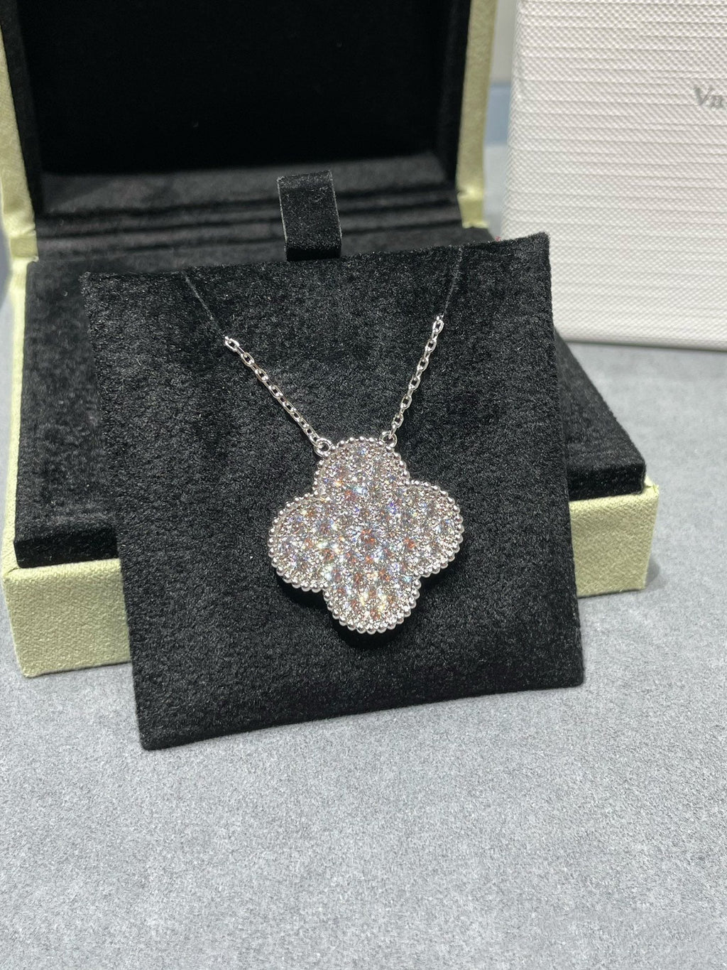 ??Loco?¡¥CLOVER 25MM LARGE PENDANT DIAMOND PAVED SILVER NECKLACE
