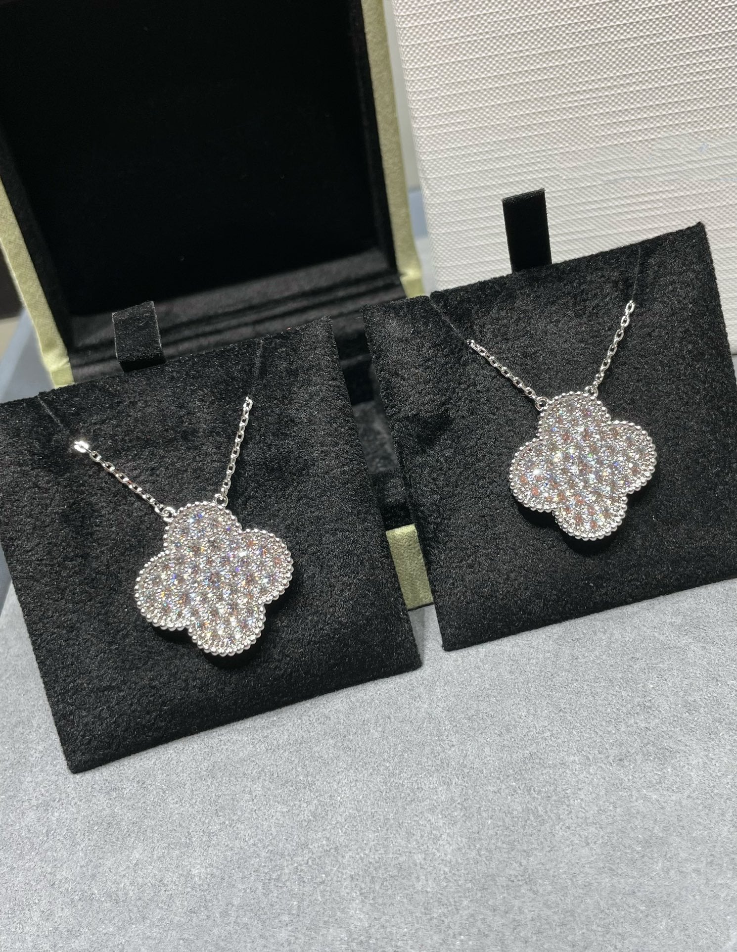 ??Loco?¡¥CLOVER 25MM LARGE PENDANT DIAMOND PAVED SILVER NECKLACE
