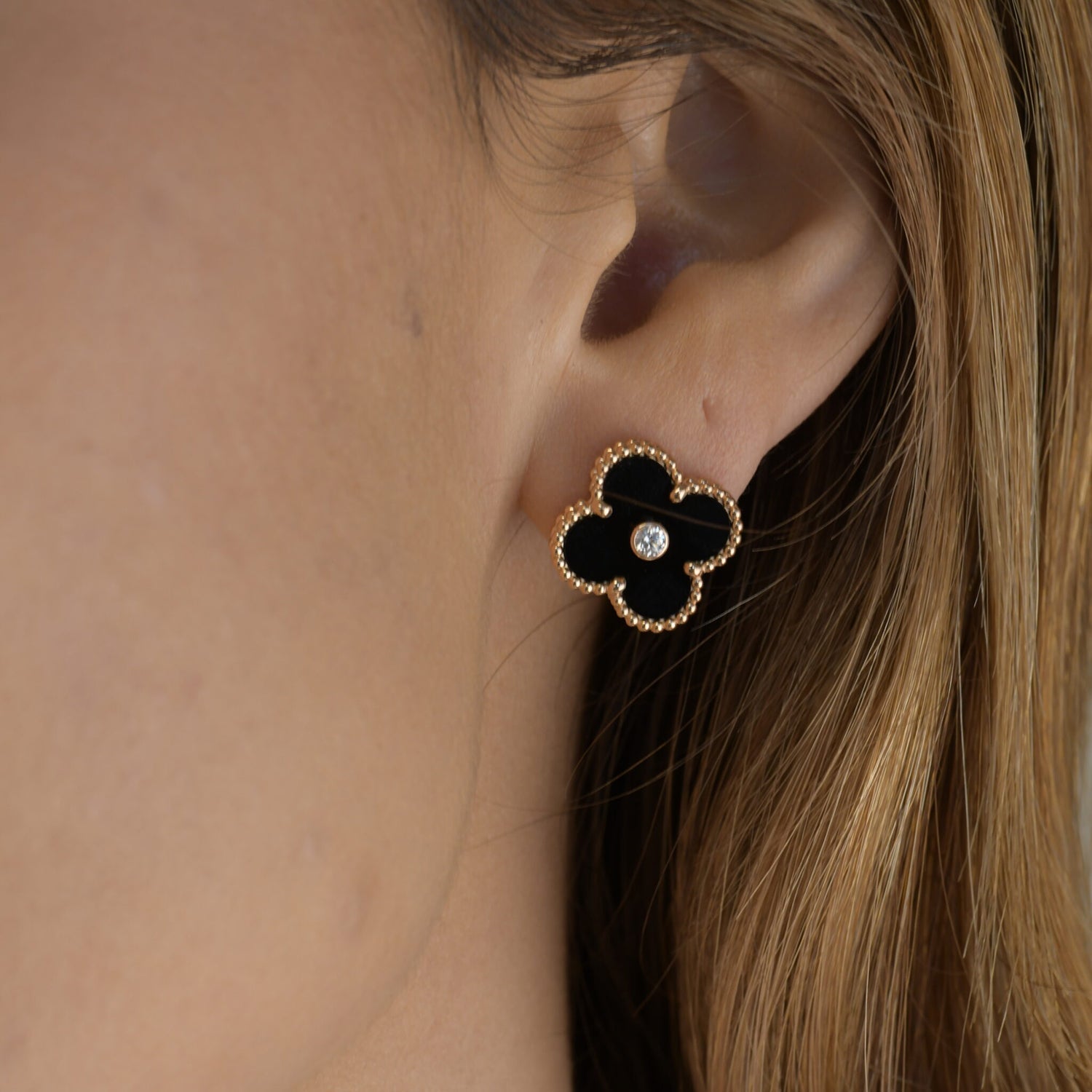 ??Loco?¡¥CLOVER MEDIUM 1 MOTIFS ONYX DIAMOND EARRINGS
