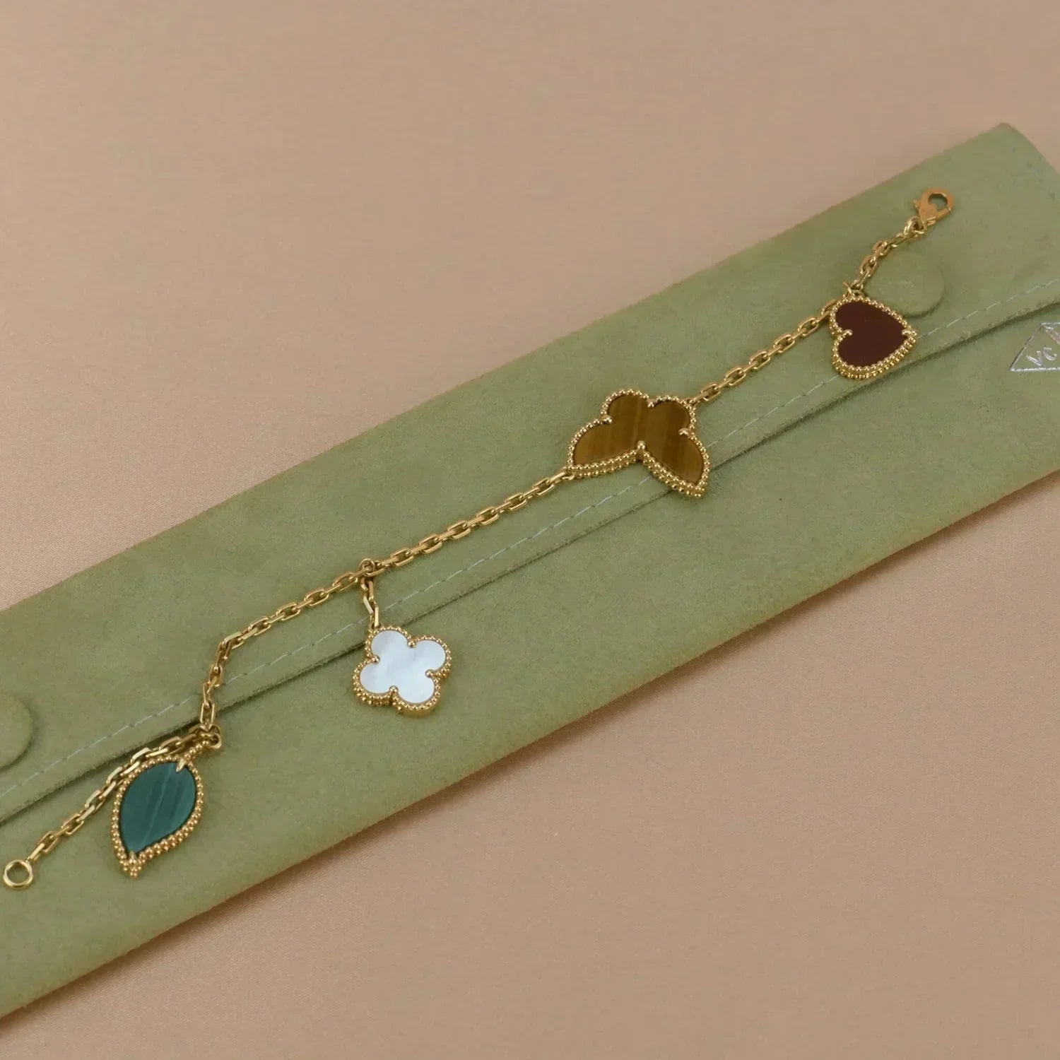 ??Loco?¡¥LUCKY SPRING 5 MOTIF GOLD BRACELET