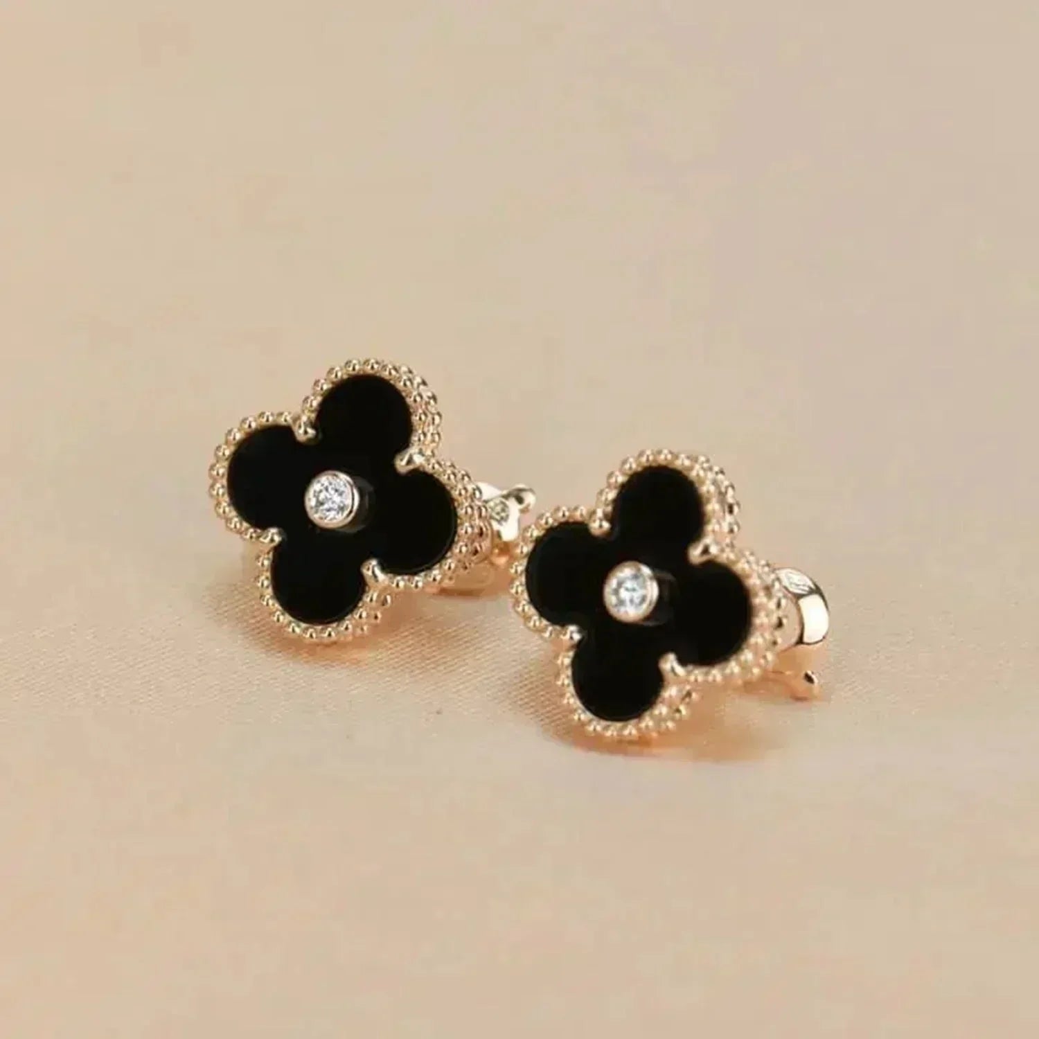 ??Loco?¡¥CLOVER MEDIUM 1 MOTIFS ONYX DIAMOND EARRINGS