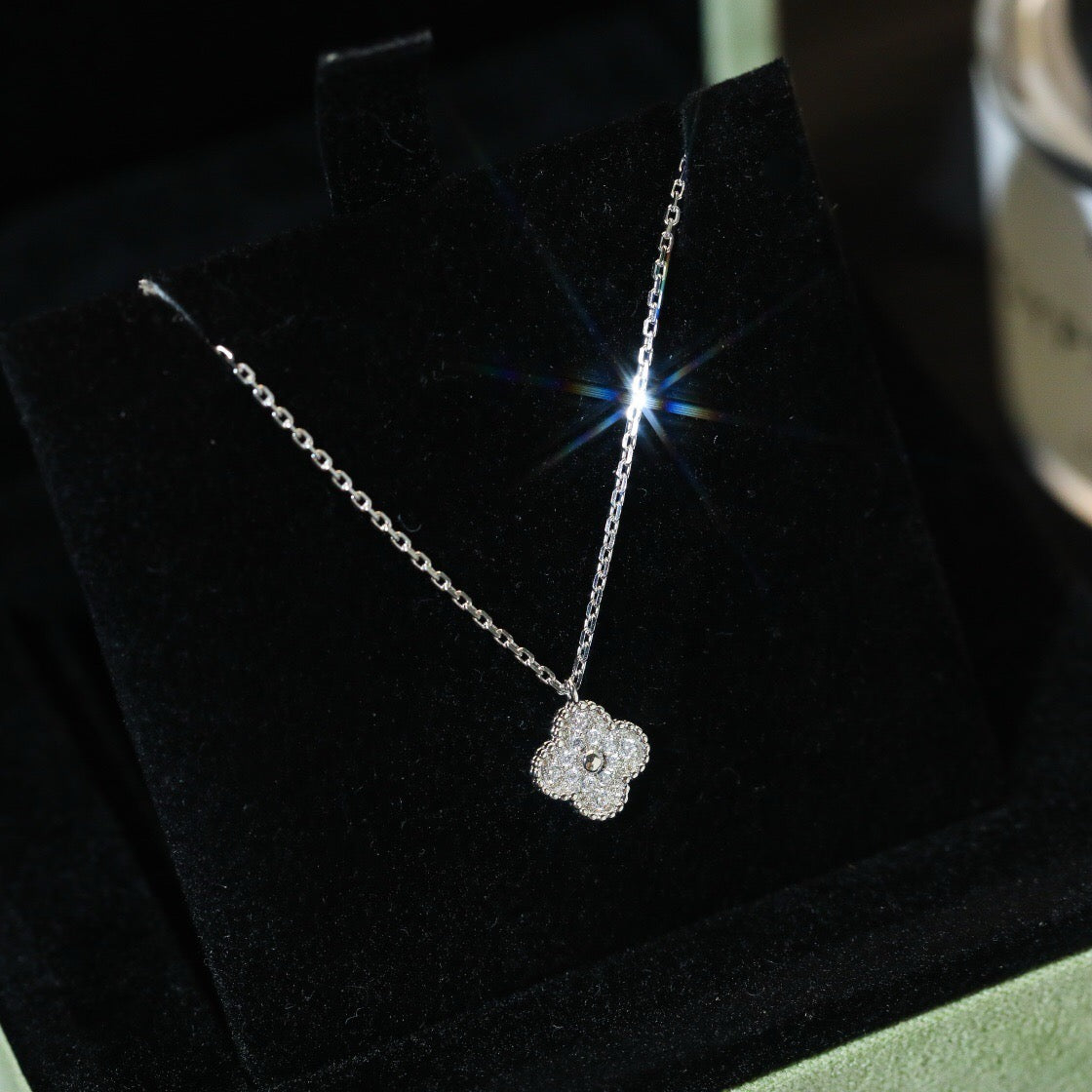 ??Loco?¡¥CLOVER MINI 9.5MM PENDANT DIAMOND NECKLACE