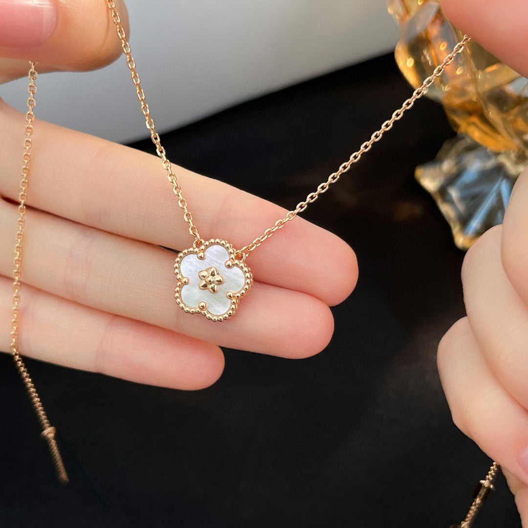 ??Loco?¡¥LUCKY  WHITE MOP  PLUM BLOSSOM NECKLACE