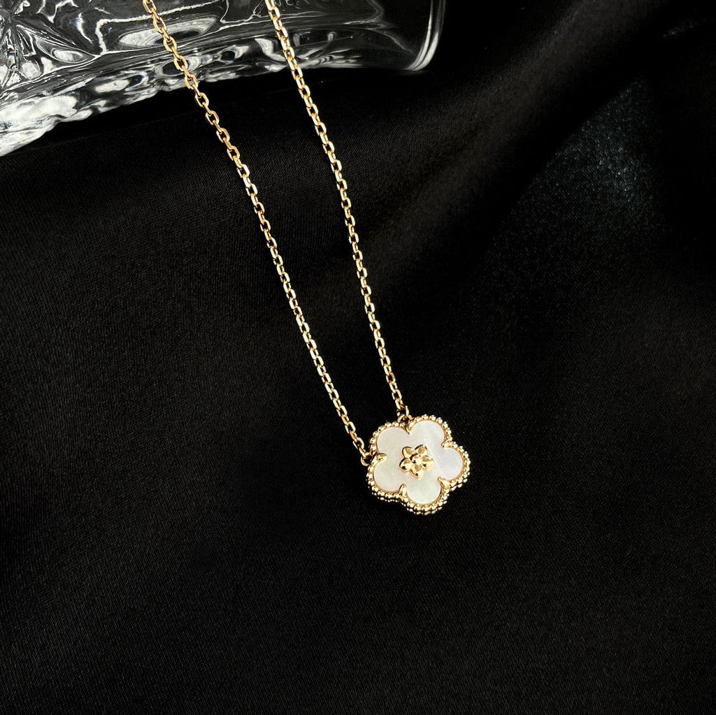 ??Loco?¡¥LUCKY  WHITE MOP  PLUM BLOSSOM NECKLACE