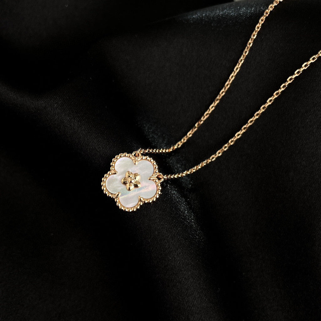 ??Loco?¡¥LUCKY  WHITE MOP  PLUM BLOSSOM NECKLACE