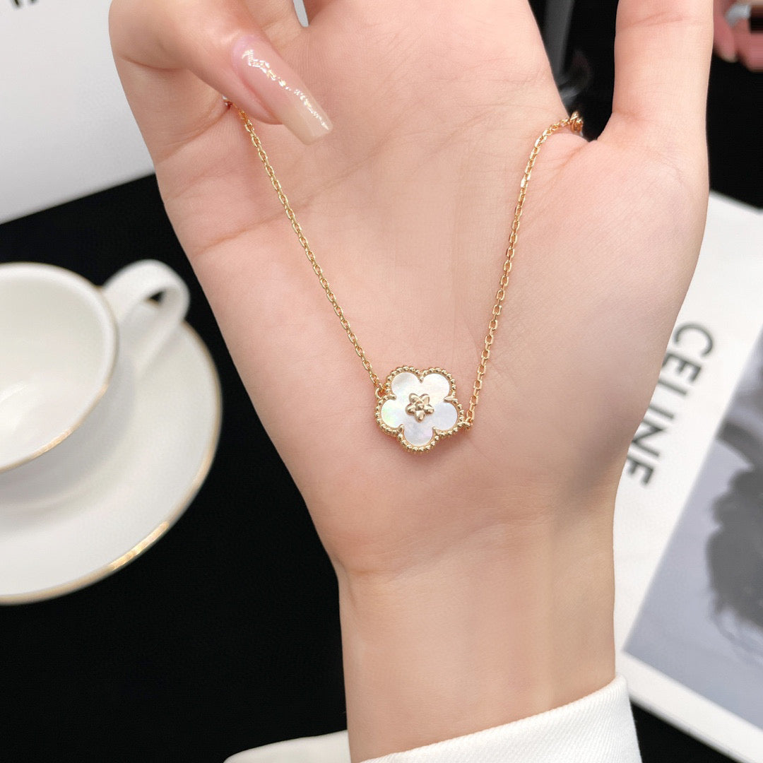 ??Loco?¡¥LUCKY WHITE MOP PLUM BLOSSOM  BRACELET