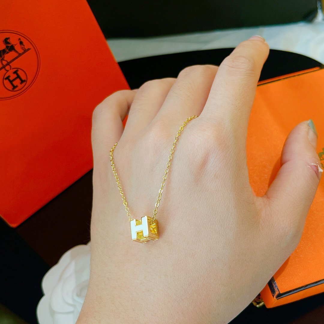 ??Loco?¡¥H WHITE SQUARE GOLD NECKLACE