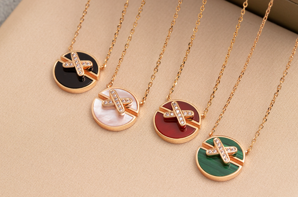 ??Loco?¡¥JEUX DE PINK GOLD DIAMOND NECKLACE