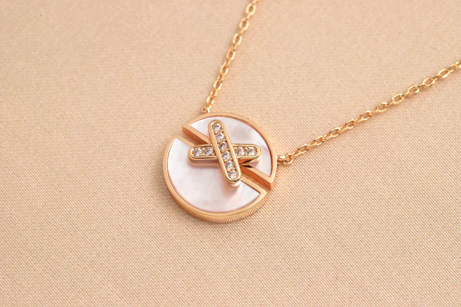 ??Loco?¡¥JEUX DE ROSE GOLD DIAMOND NECKLACE