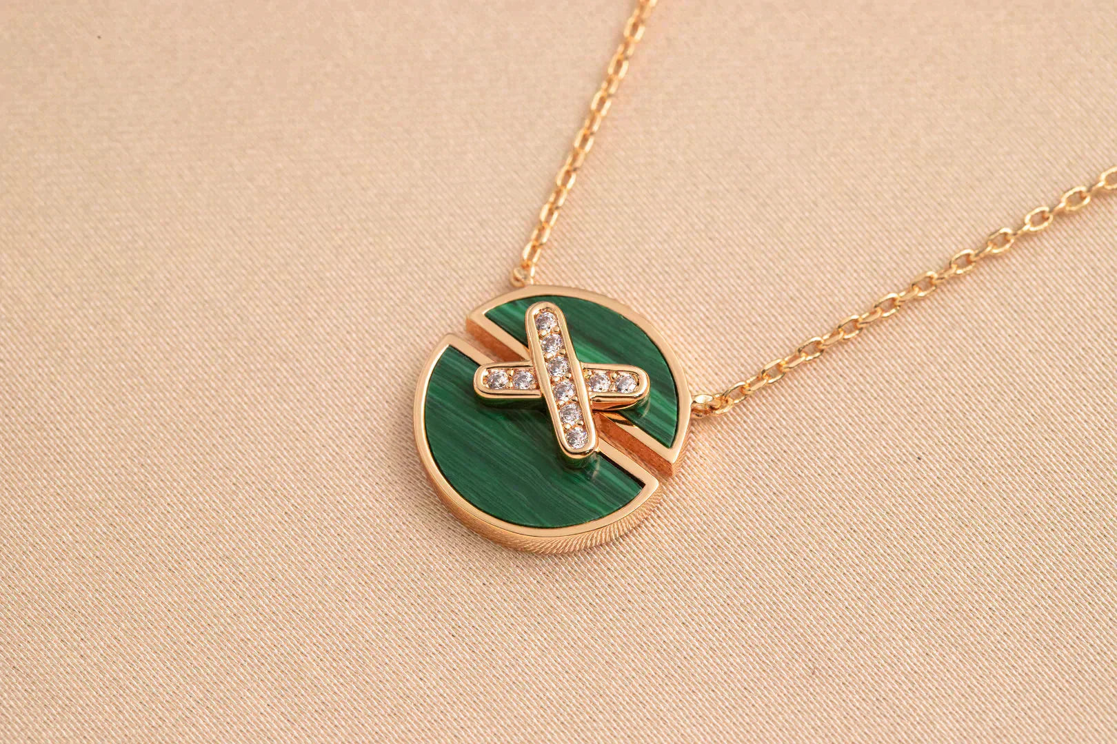 ??Loco?¡¥JEUX DE ROSE GOLD DIAMOND NECKLACE