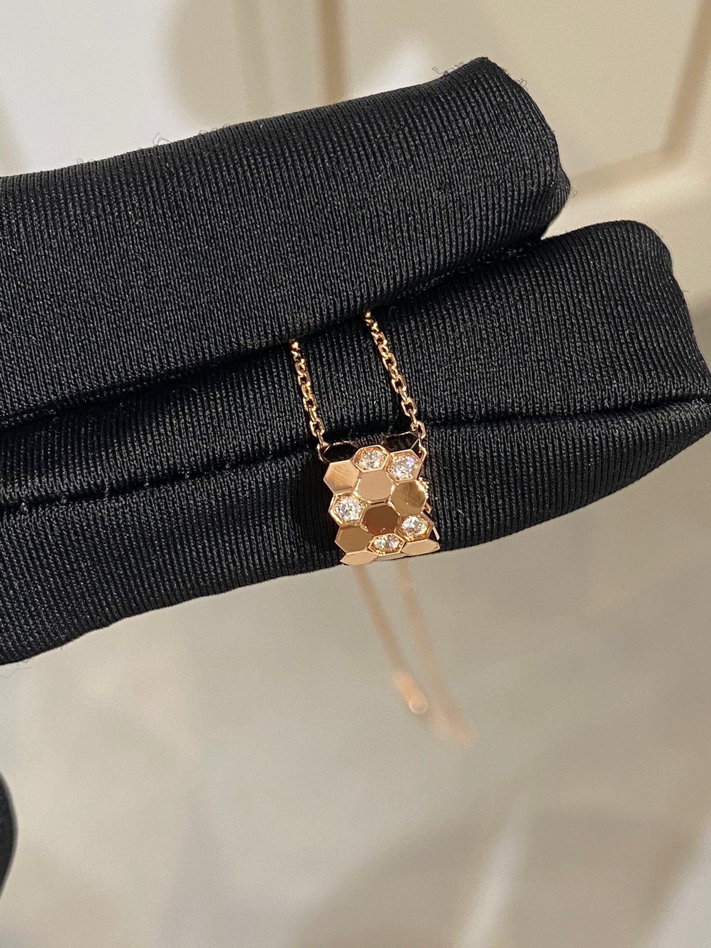 ??Loco?¡¥BEE LOVE DIAMOND NECKLACE