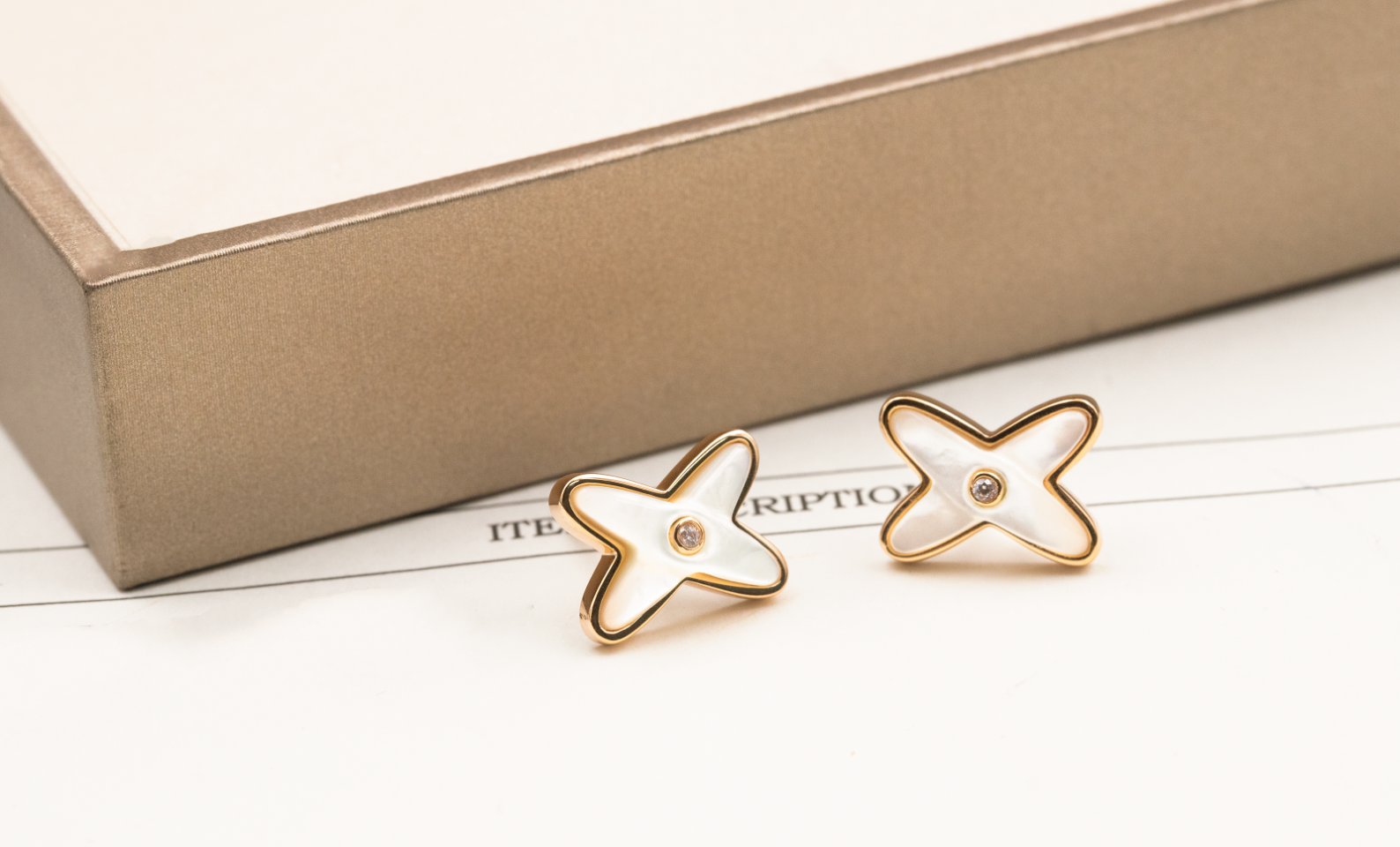 ??Loco?¡¥JEUX DE WHITE MOP PINK GOLD DIAMOND EARRINGS