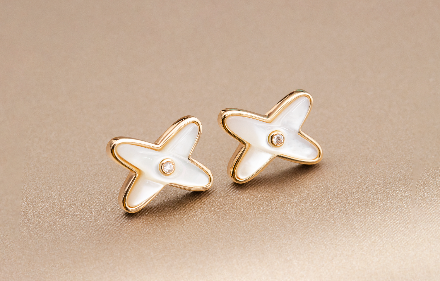 ??Loco?¡¥JEUX DE WHITE MOP PINK GOLD DIAMOND EARRINGS