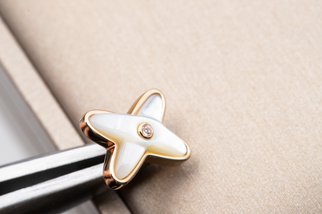 ??Loco?¡¥JEUX DE WHITE MOP PINK GOLD DIAMOND EARRINGS