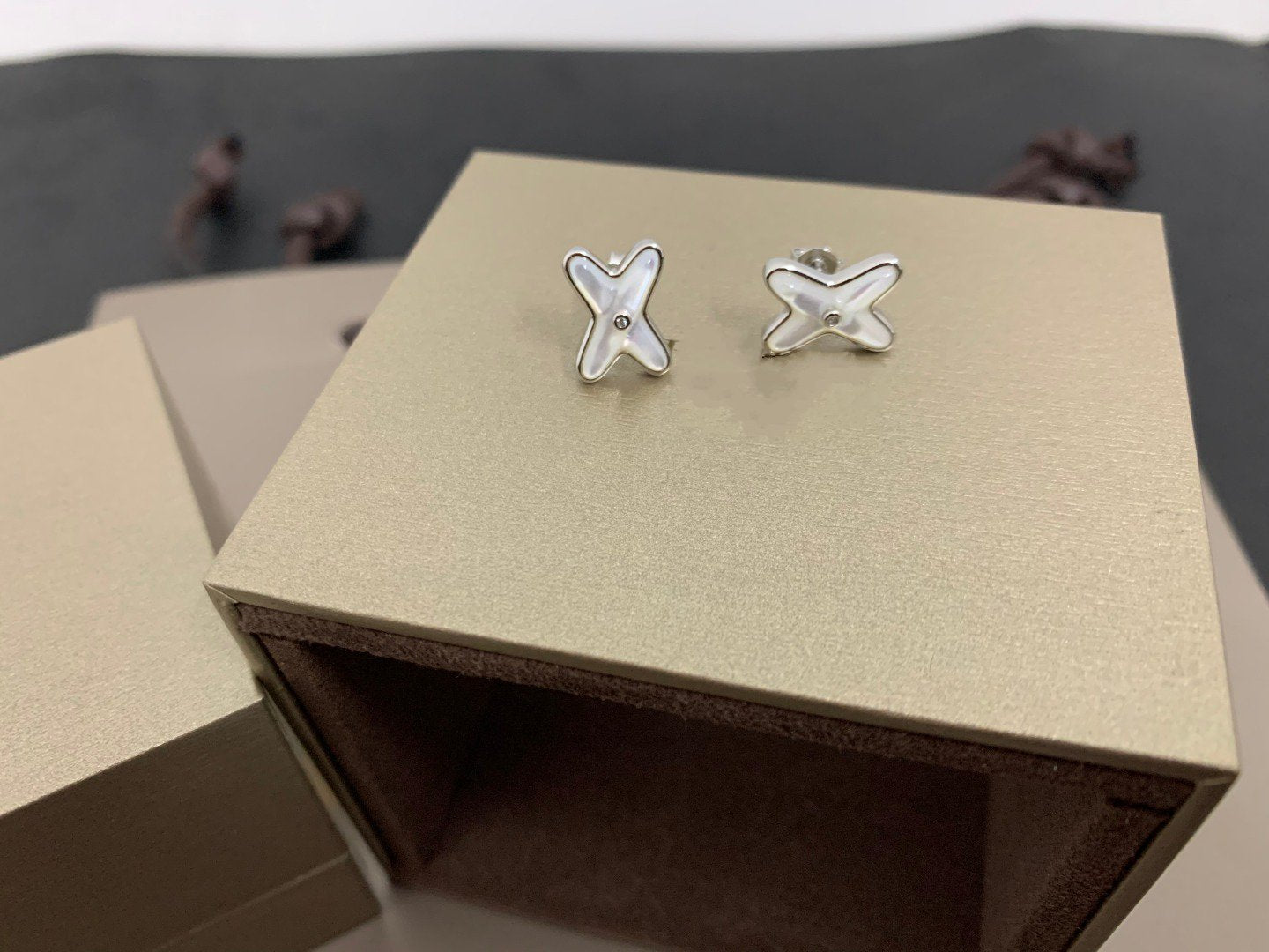 ??Loco?¡¥JEUX DE WHITE MOP SILVER DIAMOND EARRINGS