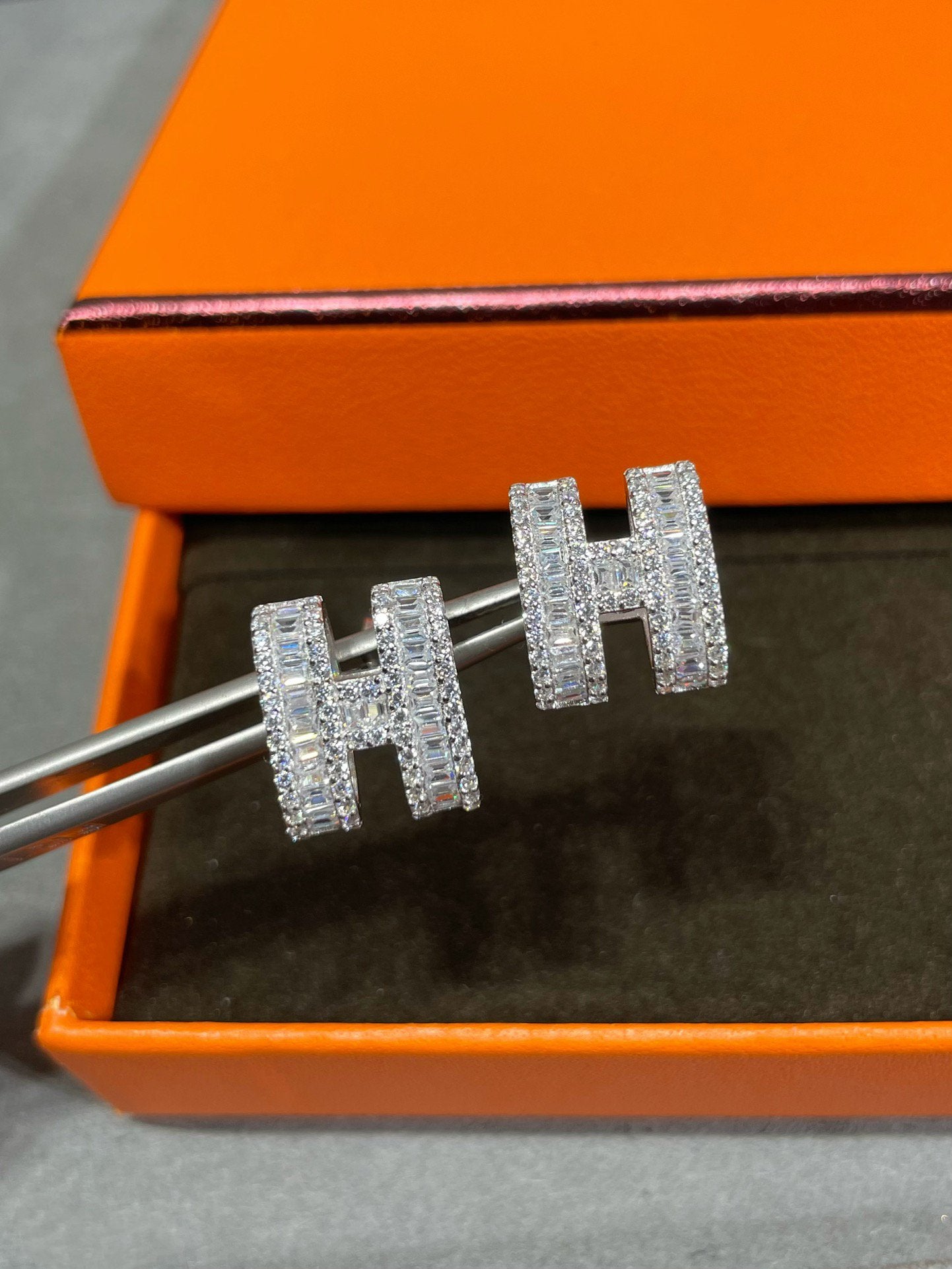 ??Loco?¡¥H STUD EARRINGS WITH SILVER DIAMONDS