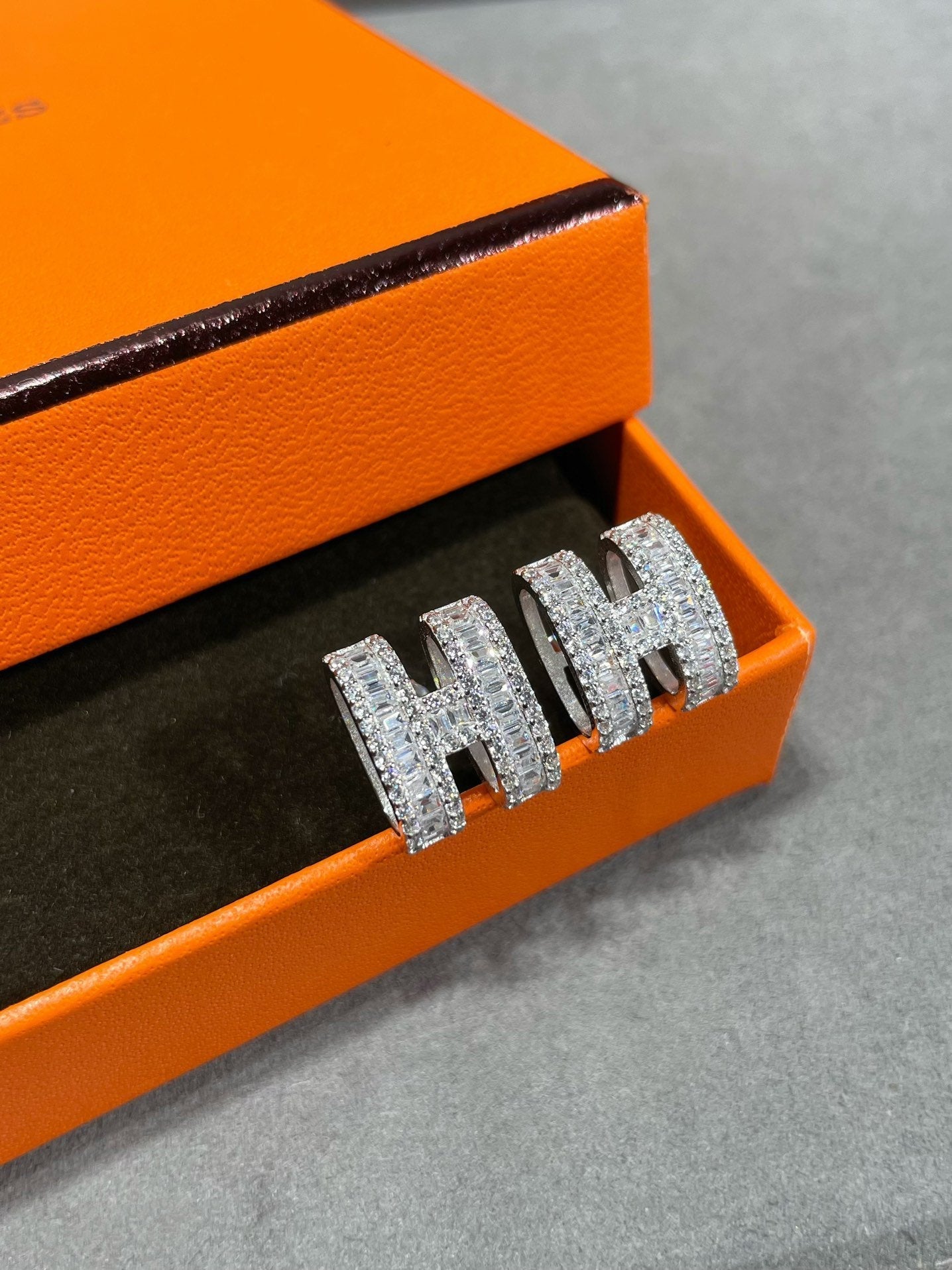 ??Loco?¡¥H STUD EARRINGS WITH SILVER DIAMONDS