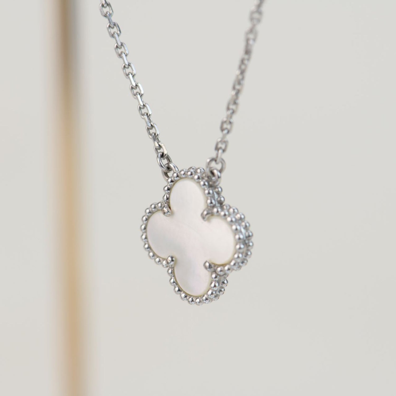 ??Loco?¡¥CLOVER  15MM WHITE MOTHER-OF-PEARL SILVER