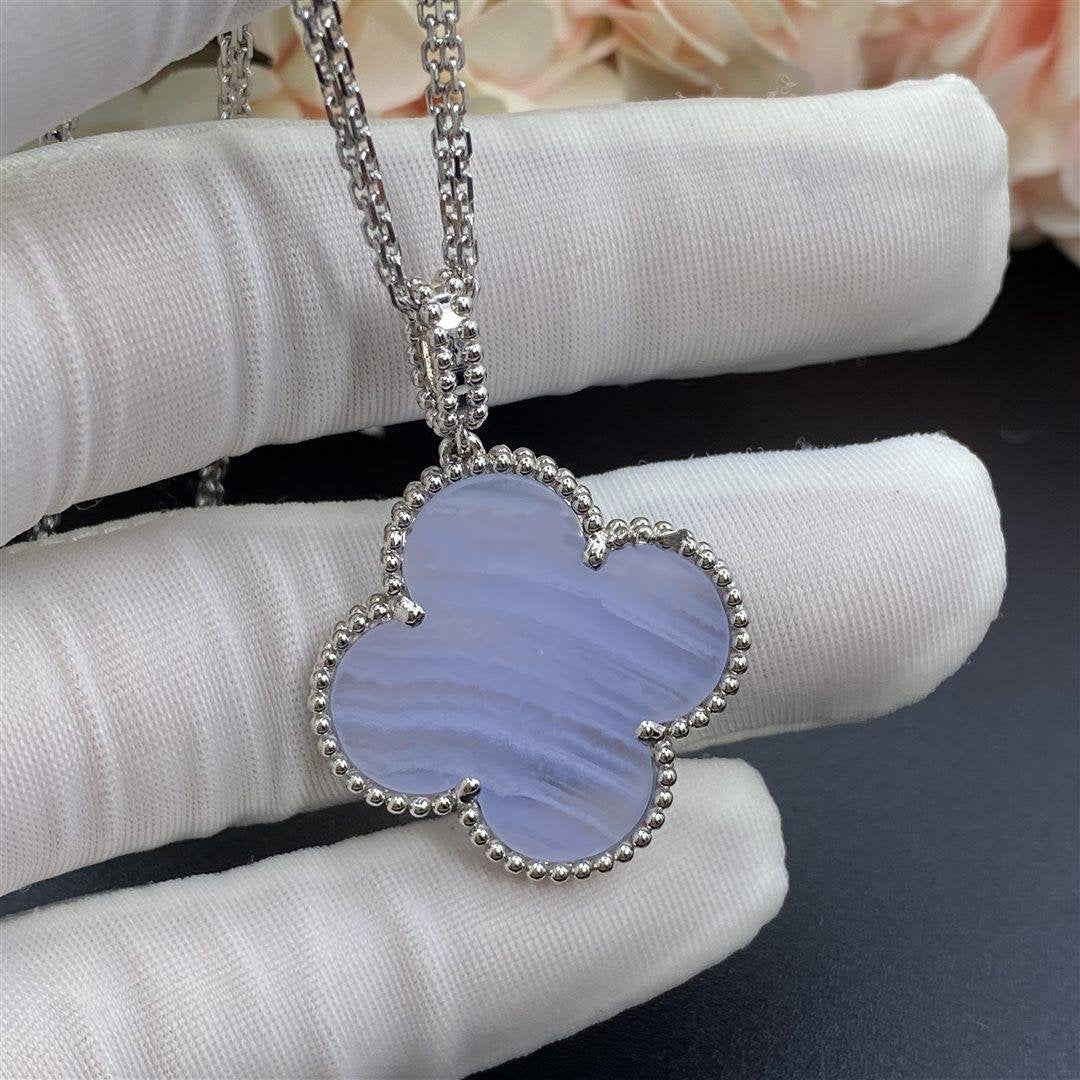 ??Loco?¡¥CLOVER SILVER CHALCEDONY BIG CLOVER NECKLACE