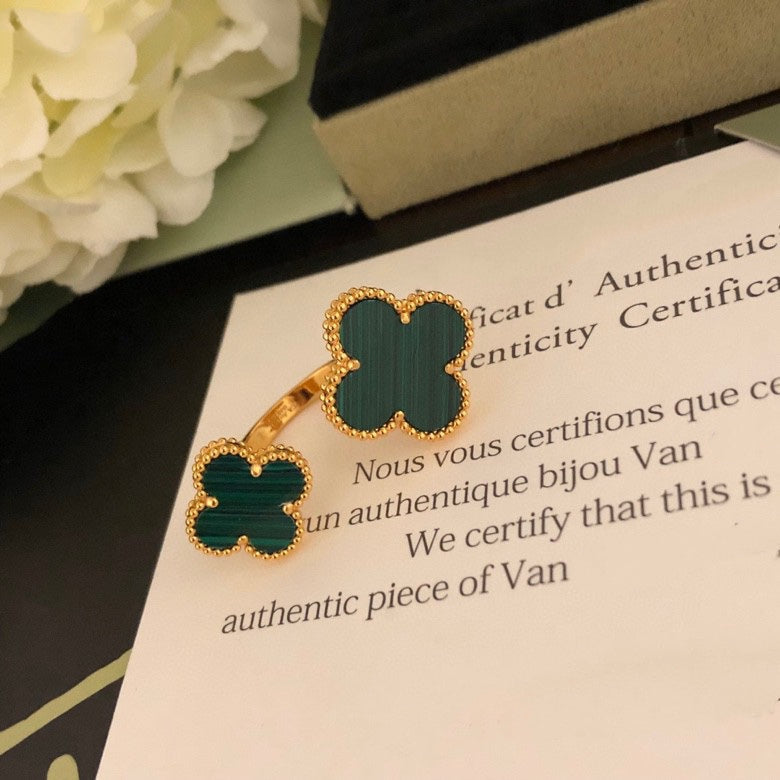 ??Loco?¡¥CLOVER BETWEEN THE FINGER RING